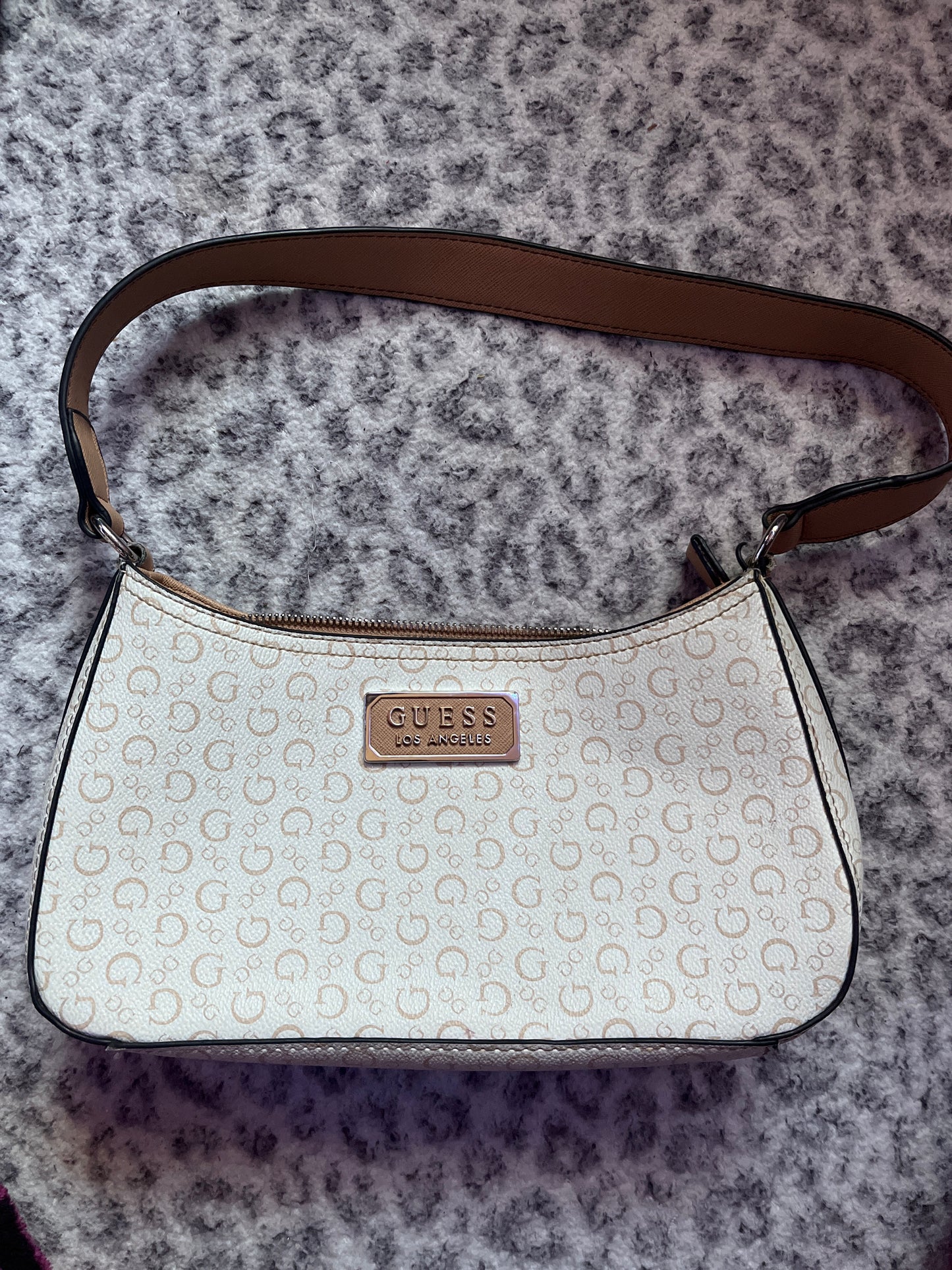 ￼Guess shoulder bag great condition tan and white