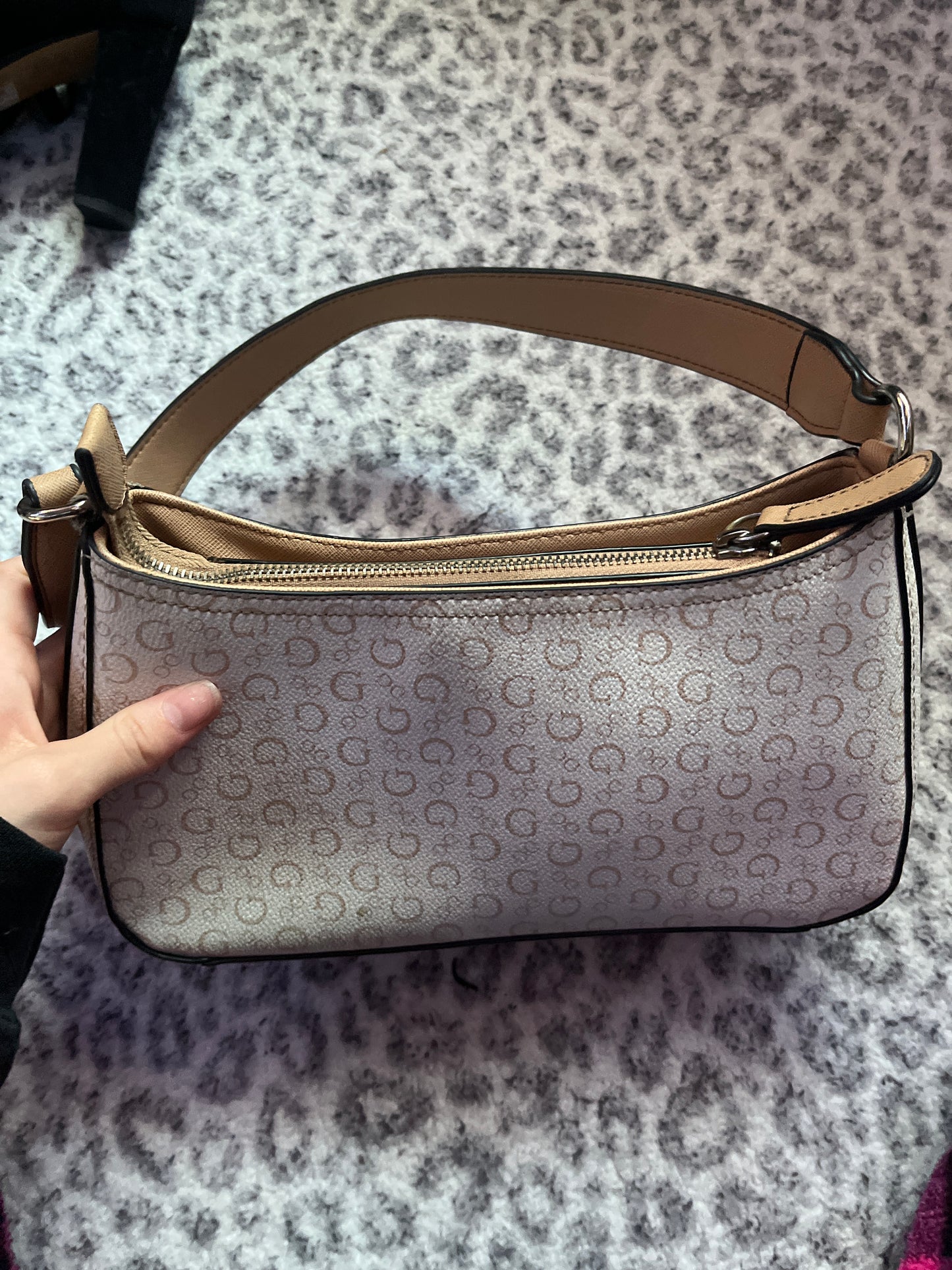 ￼Guess shoulder bag great condition tan and white